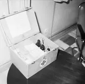 Trälåda med medicinsk utrustning.