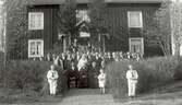 Bröllop i Gåsefall, Tuna socken 1928. Bostadshus med man, kvinna och barn.