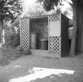 Bilder från Samhällsbyggnadsförvaltningen. Förvaring av sopkärl.