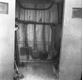 Verktygsbod med redskap för trädgårdsskötsel.