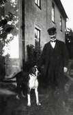 Nattvakten Olof Eriksson med hunden Carol, Växjö, ca 1920.