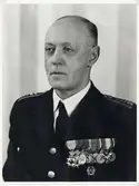 En medelålders man i uniform med ordnar och medaljer. 
Bröstbild, halvprofil. Ateljéfoto, ca 1945.