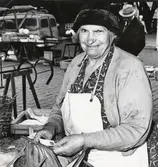 Fru Gerda Gustafsson. En fiskhandlerska på Stortorget i Växjö, 1962.
