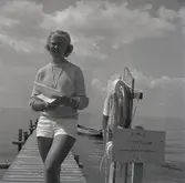 Äleklinta simskola. En simskolelärare på en simbrygga.