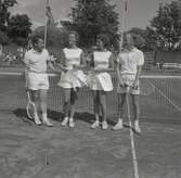 Tennisfinaler och prisutdelning en måndag. Fyra tennisspelare vid nätet. Namn medföljande bild: Mjörne.