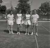 Tennisfinaler och prisutdelning en måndag. Fyra tennisspelare vid nätet. Namn medföljande bild: Mjörne.