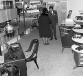 Butiken Optiker Jahnke i Huskvarna. En man hälsar på en kvinna i butiken.