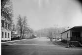 Fabriksgatan med gamla fjärrbussstationen t.h. år 1945  och med Siriusskolan t.v.