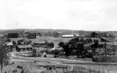 Kungliga Älvsborgs regemente på Fristad Hed, slutet av 1800-talet. Vy över Fristads hed vid sekelskiftet. Det större huset närmast bron på andra sidan vängavägen är tullastugan.