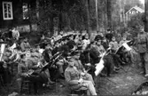 Kungliga Älvsborgs regemente på Fristad Hed, slutet av 1800-talet. Musikkåren spelar vid ett uppträdande.