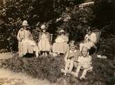 Laila Björck i solstol till höger samt hennes mostrar. Flickorna som sitter på marken är Lailas döttrar, Ulla till vänster, samt Bibbi till höger.

Fotografi taget i juni 1929 vid sommarbostaden Strandlyckan vid Landvettersjön, Slamby 1:4 i Landvetter socken. Huset övertogs senare av Stiftelsen Enandergården, Härlanda församling, på 1950-talet.