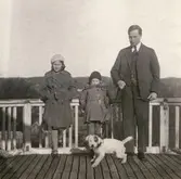 Doktor Erik Björck på Villa Björckås uteveranda tillsammans med döttrarna och hunden. Ulla till vänster och Bibbi i mitten. Fotografi taget i mars 1930.

Numera har huset adressen Frölundagatan 25 B i Åby, Mölndal.