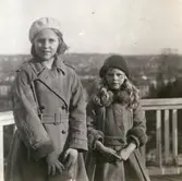 Ulla Björck, född 1920 och Bibbi Björck, född 1923, på Villa Björckås uteveranda. Fotografi taget i mars 1930. Systrarna var döttrar till doktor Erik Björck och hans hustru Laila.

Numera har huset adressen Frölundagatan 25 B i Åby, Mölndal.