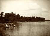 Båtutflykt i en vik i Helgasjön, vid Evedal. Ca. 1910-tal.