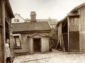 Innergård vid Bäckgatan 6 och 8, Växjö, ca. 1915.