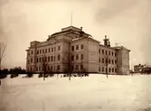 Växjö Högre Allmänna Läroverk en snöig vinterdag, trol. 1910-tal.