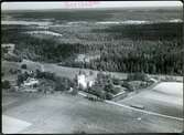 Flygfoto över Karbennings kyrka och prästgården i Åsby, Norberg