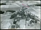 Flygfoto över Kumla kyrka, Kumla kyrkby.