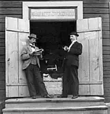 Järpås, Storgatan 15.
Manufaktur & Diversehandel, Järpås.
Gunnar Ahlborg och skollärare Törner?
Fototid: 1890-1905.

Karl Andersson & Söner Diversehandel, Järpås.
Gunnar Ahlborgs Speceri & Manufaktur.
K-J Ahlborg Spannmål.
Gustaf Ahlborg Järnhandel.