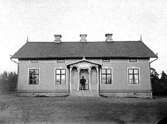 Råda folkskola.
Uppbyggd 1877, enligt skylt på verandan.
