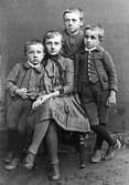 Magnus Roland f 1886, 
Anna Roland, senare gift  Macfie f 1880, Anders Roland f 1879 och 
Sven Ossian Roland f 1882.