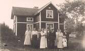 Familj framför hus i Kärrgruvan i Svartå, 1920-tal