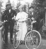 Syskon med cyklar vid vägen mot Kärrgruvan i Svartå, 1920-tal