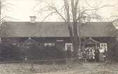 Grupp framför hus i Svartå 1920-tal