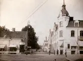 Bäckgatan - Storgatan i Växjö, ca. 1915. Cigarr-Olles och Feukska huset.