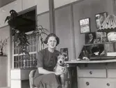 Porträtt av Ulla med hunden i inneverandan till Dr Björcks villa, Villa Björckås, i Åby, Mölndal, ca år 1940. Ulla var dotter till doktor Erik Björck.

Numera har huset adressen Frölundagatan 25 B i Åby, Mölndal.