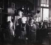 Mamma Ulla tillsammans med sina tre äldsta barn, från vänster Angelica, Stefan och Susanne, i inneverandan till Dr Björcks villa, Villa Björckås, i Åby, Mölndal, julen 1954-1955. 

Numera har huset adressen Frölundagatan 25 B i Åby, Mölndal.