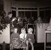 Påskafton år 1956 i Dr Björcks villa, Villa Björckås, i Åby, Mölndal. Till vänster ses morfar doktor Erik Björck. Närmast kameran sitter hans barnbarn Susanne till vänster, Angelica till höger samt deras kusin i mitten. Man hade stor påskmiddag med mycket gäster samt påskeld på berget varje år.

Numera har huset adressen Frölundagatan 25 B i Åby, Mölndal.