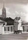 Mamma Laila Björck med dottern Bibbi på verandan till Dr Björcks villa, Villa Björckås, i Åby, Mölndal, i augusti 1938. Laila var hustru till doktor Erik Björck.

Numera har huset adressen Frölundagatan 25 B i Åby, Mölndal.