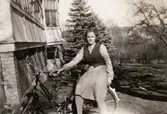 Bibbi Björck på sin cykel utanför Dr Björcks villa, Villa Björckås, i Åby, Mölndal, i april 1941. Bibbi var dotter till doktor Erik Björck med hustru Laila.

Numera har huset adressen Frölundagatan 25 B i Åby, Mölndal.