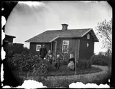 Familj framför banvaktsstuga nr 9 i Håkantorp