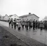 Första majtåg med mässingsorkester passerar Borgholms rådhus vid torget.