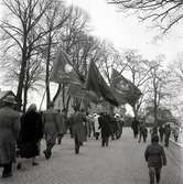 Första majtåg med mässingsorkester passerar Borgholms rådhus vid torget.