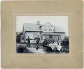 Kaffebjudning i trädgården, sannolikt Östhammar, Uppland tidigt 1900-tal