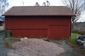 Rödmålad ekonomibyggnad på fastigheten Gastorp 2:8, Almvägen 2 i Gastorp, Lindome, i Mölndals kommun.  Fotografiet är taget 19 november 2020. Byggnadsdokumentation inför rivning.

Rivning enligt beslut BN 931/2020.