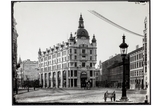 Stadsbild från Stureplan i Stockholm. Byggnaden är Stureplan 3, ritad av Erik Josephson, där KM Lundbergs varuhus, då Stockholms största detaljhandelsföretag, flyttade in 1898. Företaget ombildades 1902 till Nordiska Kompaniet (NK) som hade sina lokaler i huset fram till 1915 då man flyttade till Hamngatan.