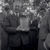 Ernst Wigforss i Färjestaden 1950, håller i ett glasobjekt med hans namn graverat på objektet. Finansminister 1932-1949 under Per Albin Hansson och Tage Elanders tid.