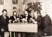 Kortspelare i grindstugan vid Teleborgs slott, ca. 1910.