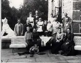 Familjen Gustaf von Segebaden samlad på terassen vid norra fasaden på Hjulebergs gods. Till vänster ses en stor hundskulptur. Fototid omkring år 1900.