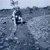 Ebba-Stina Carlsson vid en arkeologisk undersökning.