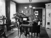 Interiör, borgerligt hem, ca 1890-tal. Matsal med ekmöbler i nyrenässans