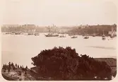 Stockholm. ”Svenska eskadern under Kommendör Pettersens befäl, till ankars i Stockholm 1872.”  ”Kanonbåten Sigrid-Kapt. Aerhenius”.
