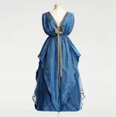 Klänning monterad på docka. NK:s Franska damskrädderi.
Blå så kallad snubbelklänning, empireskuren av sidentaft och plisserad chiffong med dekorativa guldband. Beställd av Dora Lamm född Upmark (1880-1959). Levererad 1919, tidstypisk, inspirerad av Paul Poiret.