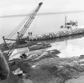 Avloppstunneln ligger vid Edeskvarna kraftstations åmynning. Här ser man båten M/S Stjernorp som har bogserat tunneln.