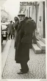 Sune Johan Svensson utanför en affär på Klostergatan. Växjö, 1950-tal.
