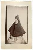 Kvinna med samisk njalme-fatte, ett regn- och snöskydd